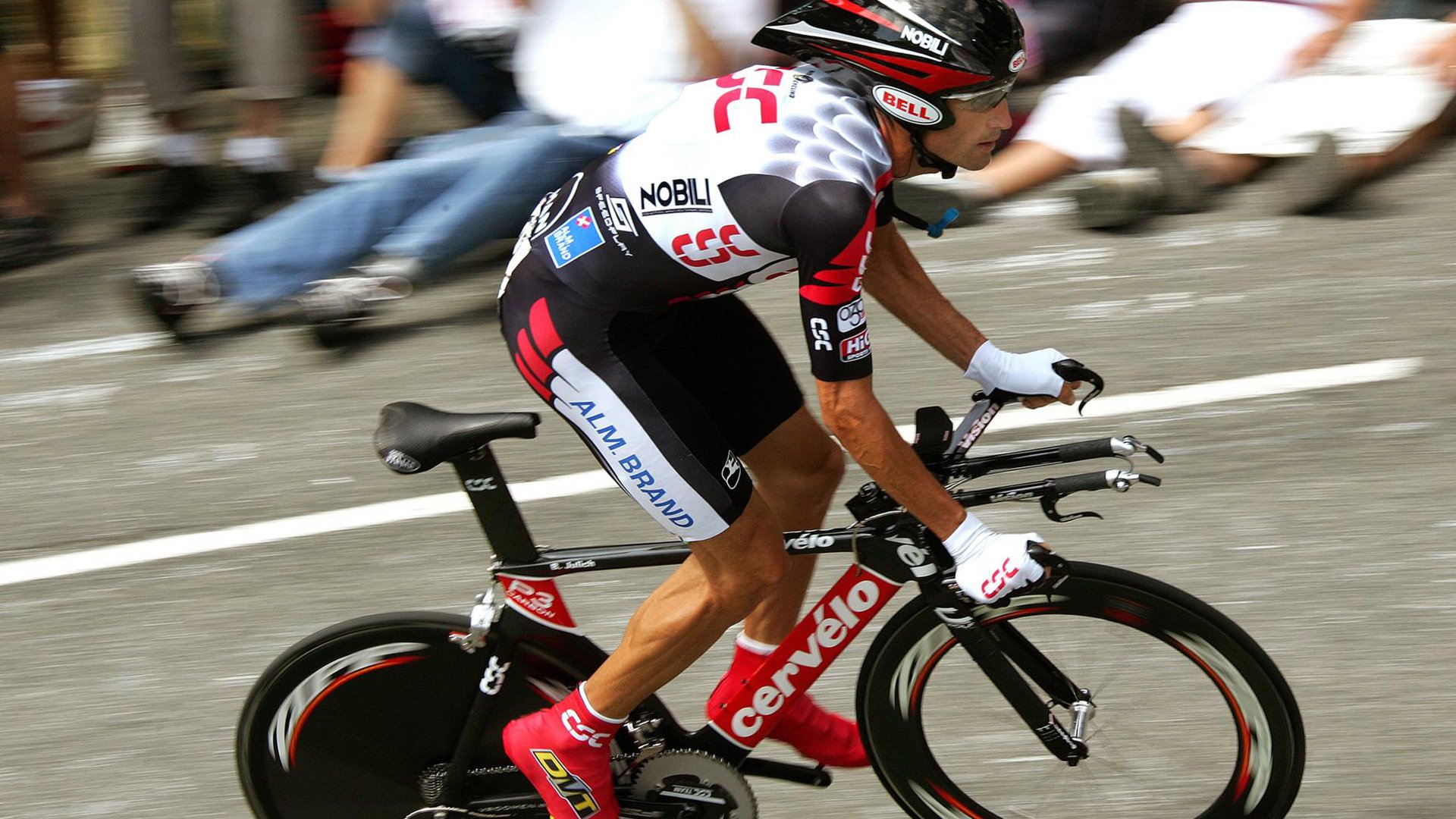 “武术对决：2025世界运动会高新体育中心武者斗志昂扬”